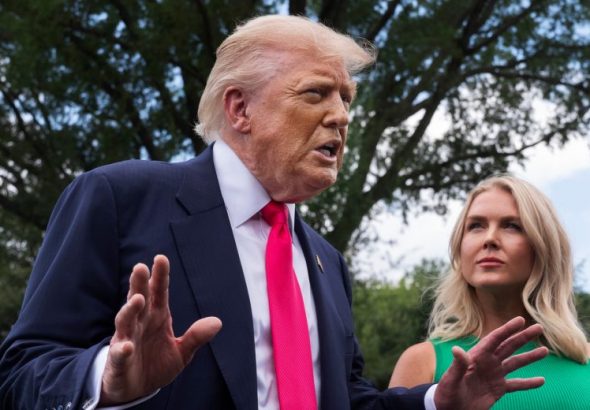 17135060_trump-leavitt-img-930x520
