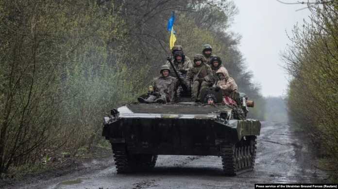 Oekraïense militairen rijden bovenop een gepantserd gevechtsvoertuig op een onbekende locatie in Oost-Oekraïne. De foto werd vrijgegeven op 19 april.